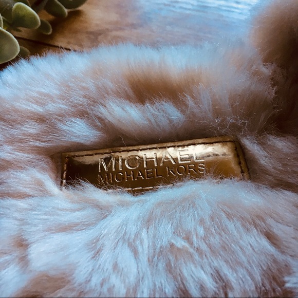 🌿Michael Kors White Fuzzy Slippers - Picture 5 of 6